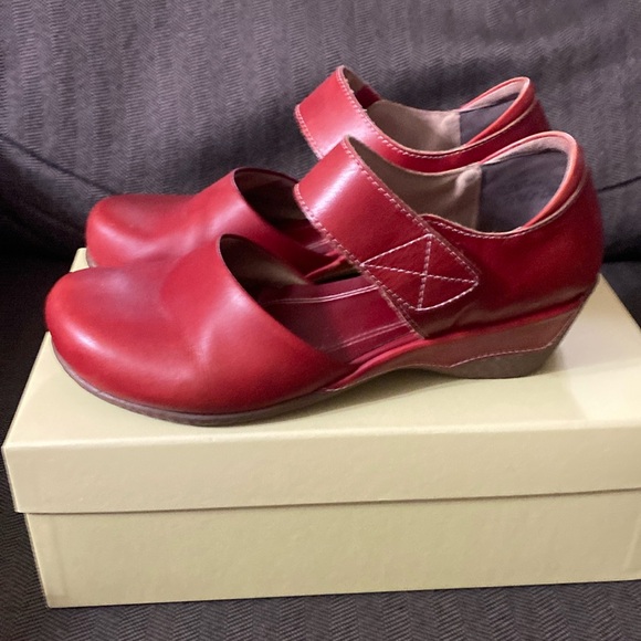 6.5-7 Red L’artiste Mary Jane style shoe. Good used condition - Picture 2 of 13